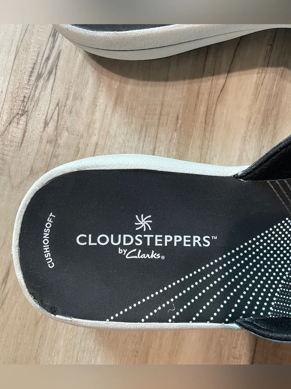 Clark’s Cloudsteppers Black & White Thong Sandals, flip flops size: 7